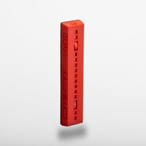 Maus Stixx Pro Automatisk brandskydd, baksida. En liten röda sticka. Produktbild mot grå bakgrund